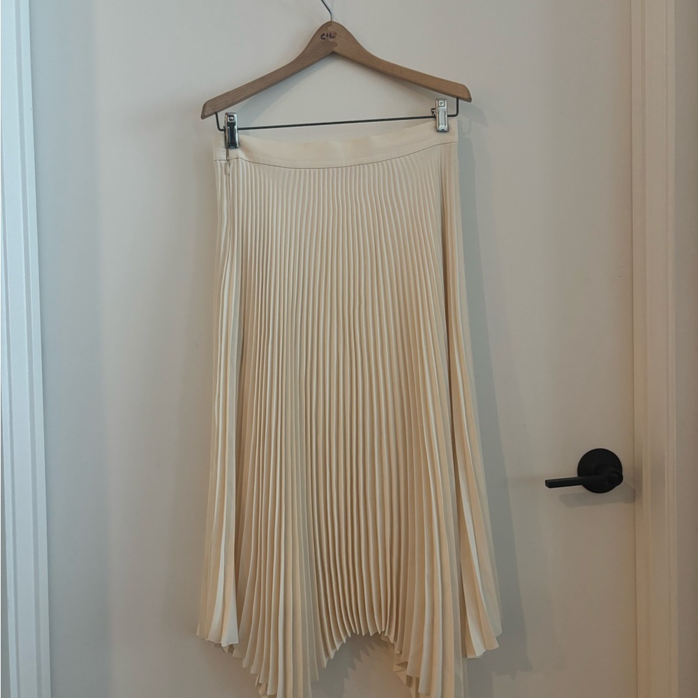 Timeless Tory Burch Cream Midi Pleated Skirt
*Worn only a few times*